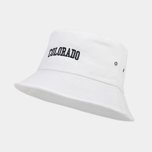 Dettaglio cappello bucket in cotone bianco con ricamo Colorado nero e occhielli