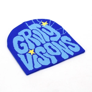 Détail du bonnet en maille bleu marine avec texte Grizzly Visions et motif étoile jaune