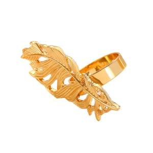 Vue détaillée d'une bague plume dorée avec finition polie et textures de feuilles