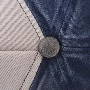 Makrodetail der gewaschenen Baumwollkappe mit Twill-Textur und Kontrastnähten