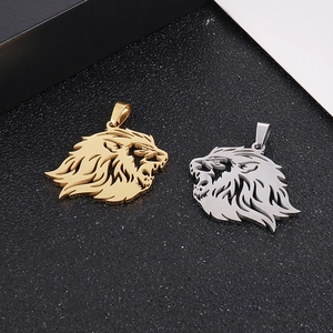 Löwenkopf Anhänger in Gold und Silber aus poliertem Edelstahl mit Hohlraum-Design