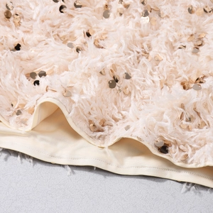 Detail von champagnergoldenem Paillettenstoff mit Plüsch-Kunstpelz-Textur für Partykleider