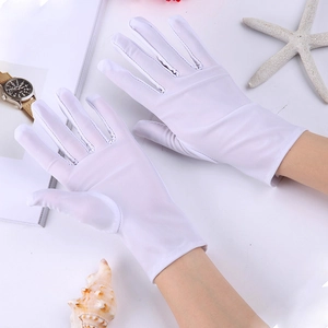 Detailweergave van witte spandex ceremoniële handschoenen met elastische textuur