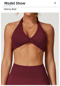 Détail du soutien-gorge de yoga dos nu rouge cerise avec design torsadé et legging