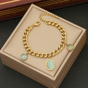Bracelet vintage doré à pierre œil-de-chat et pendentifs vert menthe en coffret