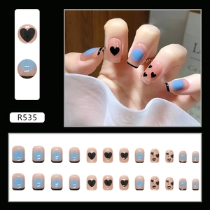 Korte vierkante plaknagels met blauw marmer, zwarte french tips en hartjespatroon