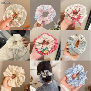 Detail von floralen Spitzen-Scrunchies mit 16cm Durchmesser und Schleifenverzierung