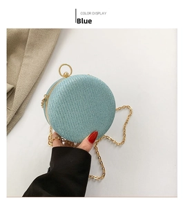Dettaglio borsa da sera rotonda con paillettes azzurre e catena in metallo oro