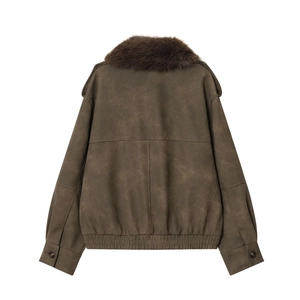 Vue arrière d'une veste en daim marron avec col en fausse fourrure épaisse sur fond blanc