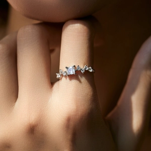 Elegant s925 silver ring featuring a sparkling square cubic zirconia on a model's hand