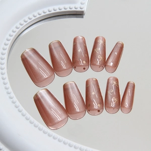 Faux ongles œil de chat avec nœuds français et paillettes rose nude forme ballerine