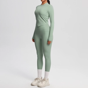 Détail de l'ensemble veste à zip et legging taille haute en tissu de sport vert sauge