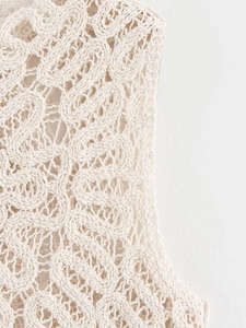 Gros plan détaillé sur un tricot beige au crochet avec des motifs floraux ajourés