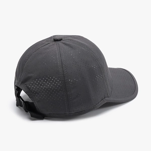 Casquette de baseball gris foncé légère à séchage rapide avec trous laser