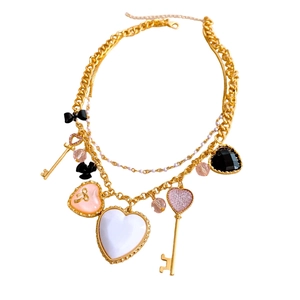 Collana vintage in oro e perle con ciondoli a cuore, chiave e fiocco per donna chic