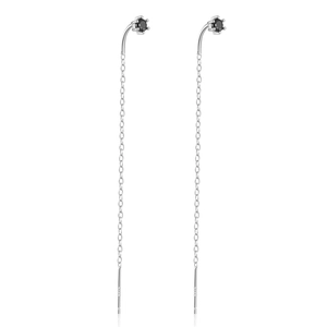 Dettaglio degli orecchini a catena lunga in argento S925 con zircone nero a sei griffe