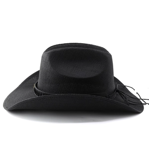 Détail d'un chapeau de cowboy en paille noire avec large bord et bandeau décoratif en cuir
