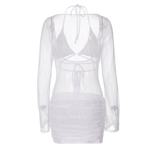 Détail de la robe en tulle transparent blanc avec fronces et ensemble bikini assorti