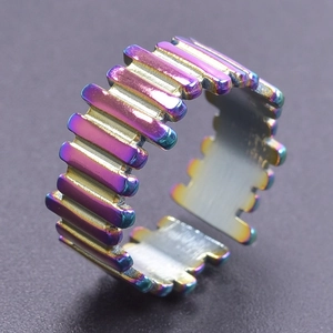 Makro-Detail von industriellem Titanstahlring in Regenbogenfarben mit Rippentextur