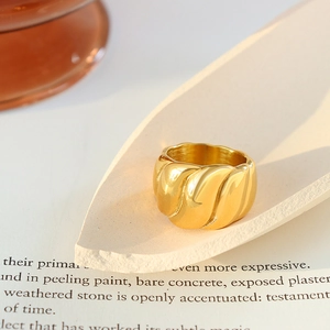 Minimalistischer 18k vergoldeter Croissant-Ring aus Edelstahl mit polierter Spiralstruktur