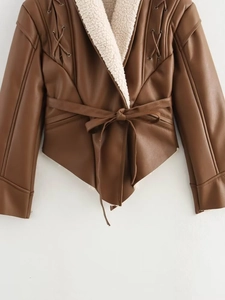 Détail de veste en similicuir avec doublure en peau de mouton et ceinture à la taille