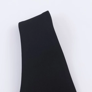 Makroaufnahme der schwarzen Kleider-Schultergurte mit hochwertiger Twill-Gewebe-Textur
