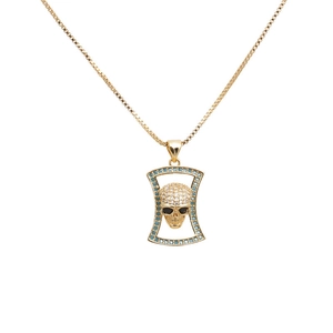 Goldene Totenkopf-Halskette mit funkelnden Diamanten und blauen Kristallen auf Boxkette