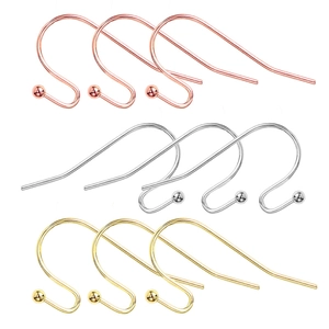 Detalle macro de ganchos para pendientes DIY en acabados oro rosa, plata y oro