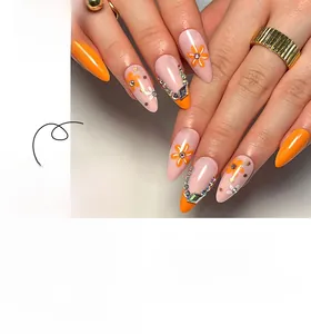 Détails des faux ongles orange français avec motifs floraux et strass brillants