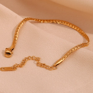 Detail of 18K gold-plated stainless steel herringbone chain with lobster clasp and extender