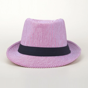 Gros plan du chapeau Panama à rayures rouges et blanches avec ruban noir et texture tissée