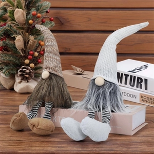Lot de deux gnomes de Noël avec bonnets tricotés et longues barbes blanches sur bois