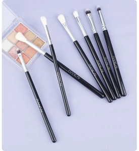 Vue détaillée de 7 pinceaux de maquillage pour les yeux avec poils synthétiques souples