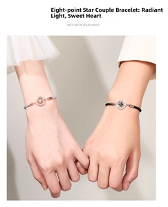 Détail de bracelets de couple avec boussole étoilée et cordons tressés portés à la main
