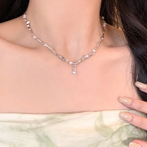 Elegant pearl necklace with a water drop crystal pendant for a minimalist chic style