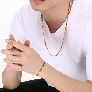 Ensemble collier et bracelet dorés de 4,5 mm en maille U pour homme sur mannequin