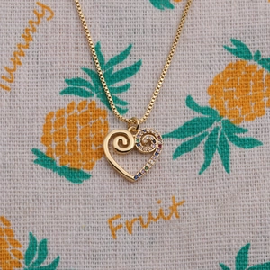 Collana con ciondolo a cuore dorato con zirconi colorati e catena a scatola