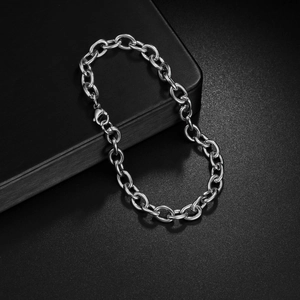 Bracelet à maillons en O en acier titane poli avec fermoir mousqueton sur fond noir texturé