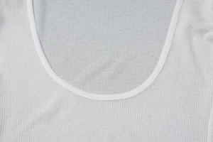 Dettaglio ravvicinato della trama in maglia a coste bianca e scollatura a U dell'abito