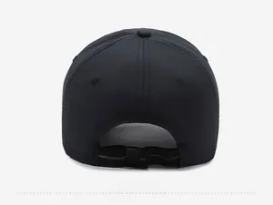Vista posteriore dettagliata del cappello nero con fibbia regolabile per la misura