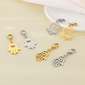 Pendentifs main de Hamsa, cœur et ailes en or et argent avec fermoirs mousquetons
