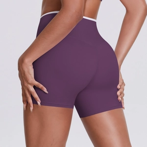 Gros plan du short de yoga taille haute avec bordure blanche contrastée et coutures lisses