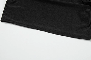 Detailaufnahme des doppelt genähten Saums an einem schwarzen Strick-Slim-Fit-Kleid