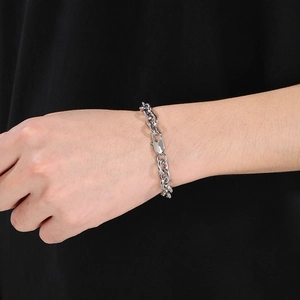 Nahaufnahme eines silbernen Edelstahl-Gliederkettenarmbands am Handgelenk mit Verschluss
