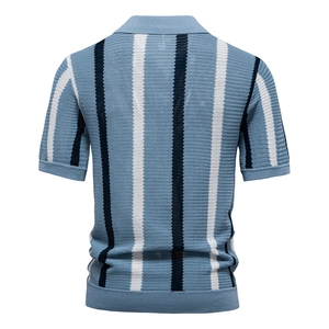 Detailansicht der Rückseite des gestreiften Strick-Poloshirts für Herren mit Textur