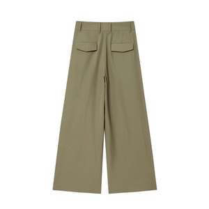 Détail du pantalon large vert olive avec passants de ceinture et poches à rabat dos