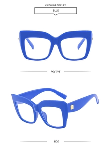 Dettaglio montatura quadrata cat-eye blu con accenti in metallo dorato sulle aste