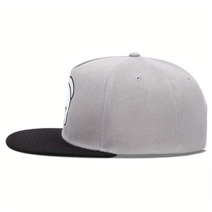 Zweifarbige Snapback-Mütze in Hellgrau und Schwarz mit flachem Schirm im sportlichen Design