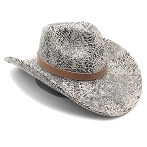 Dettaglio della trama a serpente sul cappello da cowboy in pelle scamosciata a tesa larga