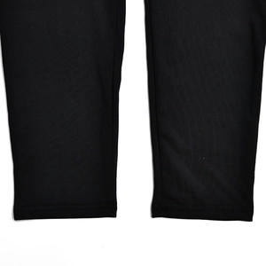 Detailansicht des sauberen Saums und der Strickstruktur dieser schwarzen Slim-Leggings